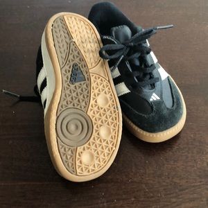 Lightly warn 8k adidas Samba indoor soccer shoes